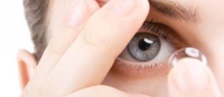 how contact lenses work
