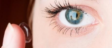 how to put contact lenses in your eye