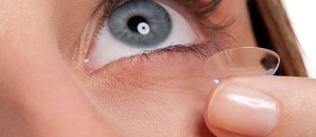 how to remove contact lenses